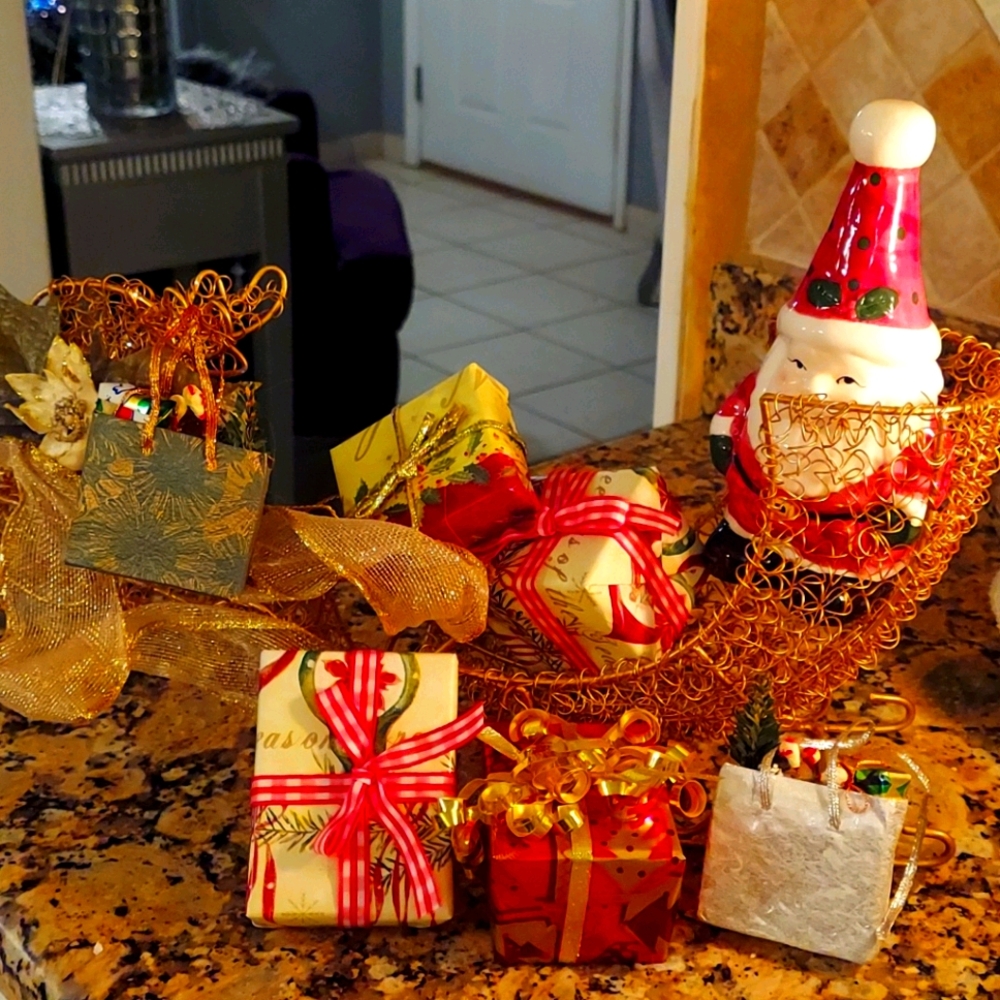 Gold wire sleigh
